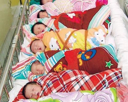 תינוקות בנות סיניות שנשלחו לאימוץ כפוי על אף התנגדות ההורים שלא יכלו לשלם את הקנס