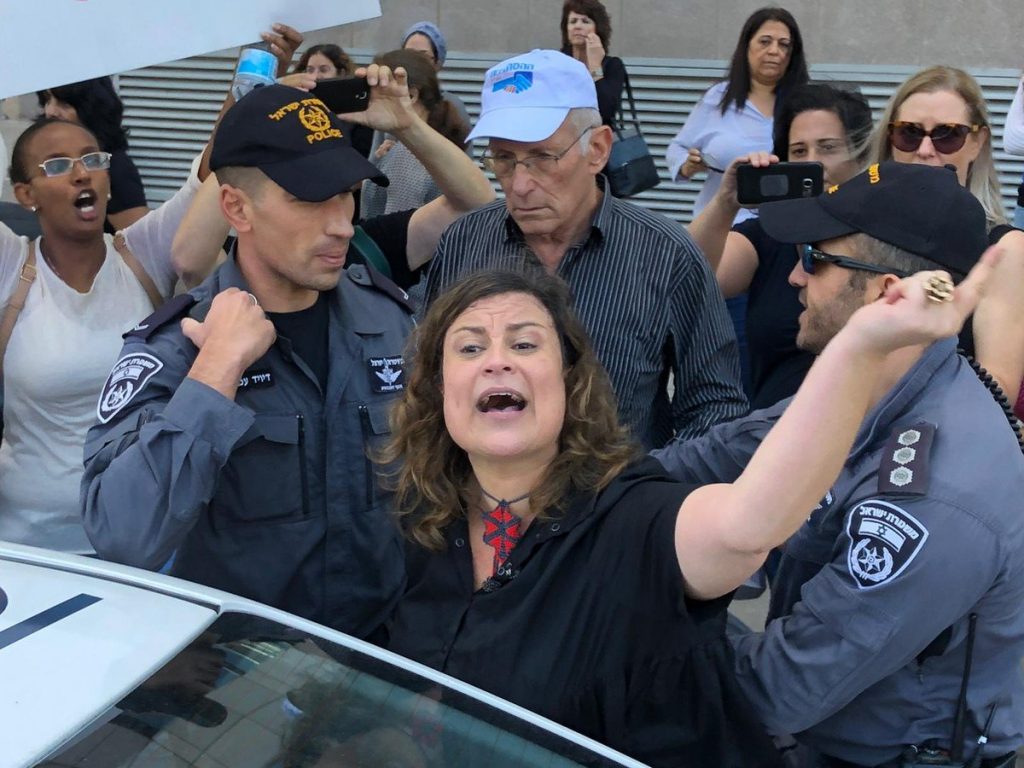 הגרוטאה ענבל חרמוני נעצרת על ידי משטרת ישראל לאחר שהתגרתה בשוטרים