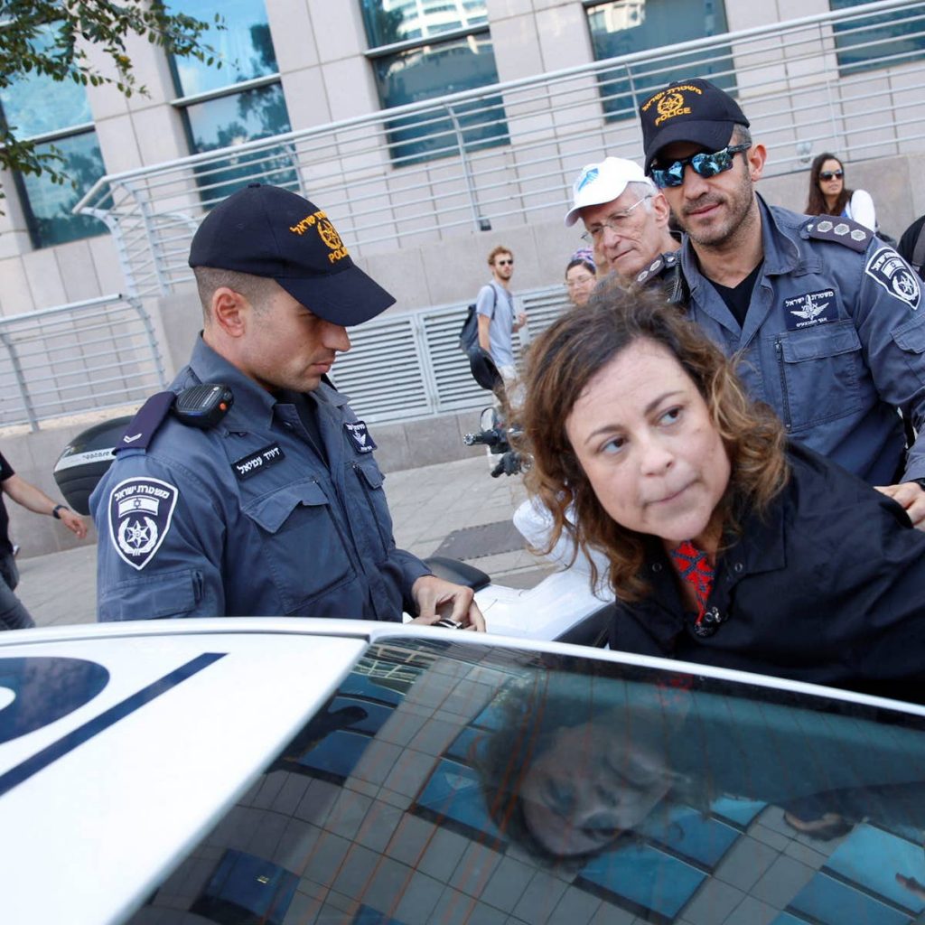 עו"ס ענבל חרמוני אלימה ומסוכנת נעצרה בהפגנה בקרית הממשלה בתל אביב