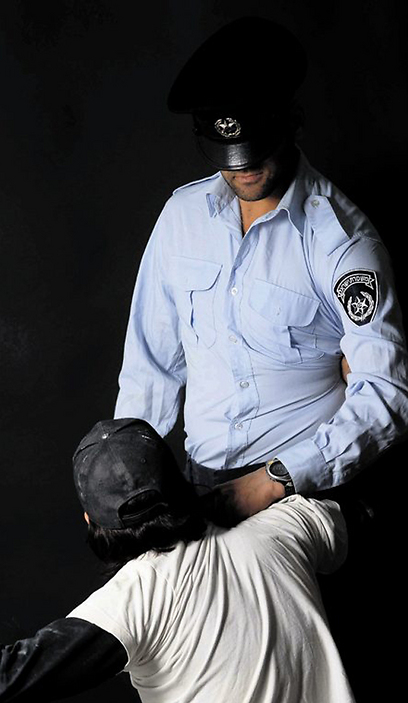 אלימות שוטרים פנים אמיתיות נענע 10 תחקיר משה הרוש הפנים המכוערות של אלימות שוטרים
